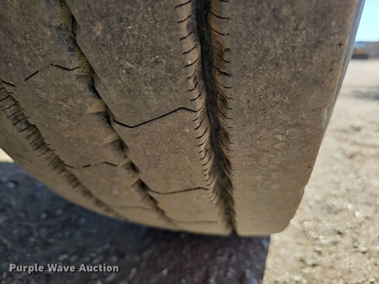 image for item IO9752 1996 Mack CH613 semi truck