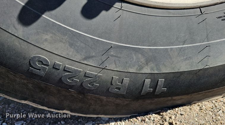 image for item IO9752 1996 Mack CH613 semi truck