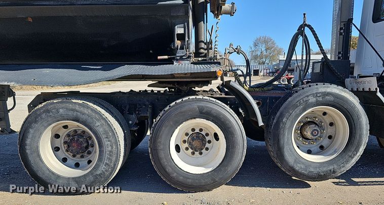 image for item IO9752 1996 Mack CH613 semi truck