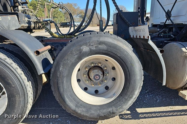 image for item IO9752 1996 Mack CH613 semi truck