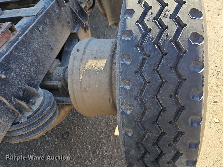 image for item IO9752 1996 Mack CH613 semi truck