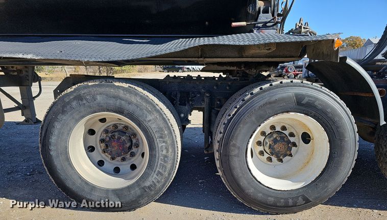 image for item IO9752 1996 Mack CH613 semi truck