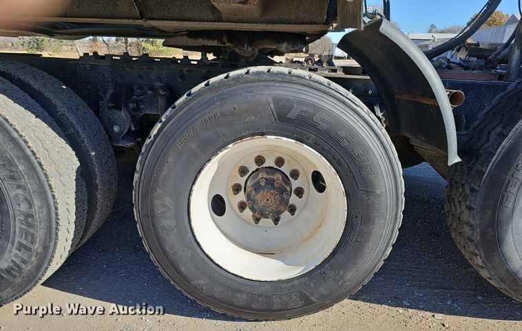 image for item IO9752 1996 Mack CH613 semi truck