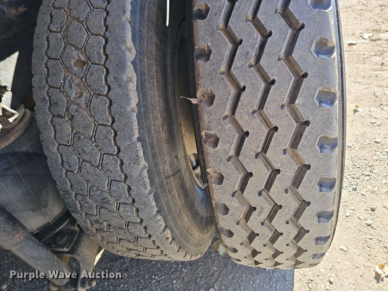 image for item IO9752 1996 Mack CH613 semi truck