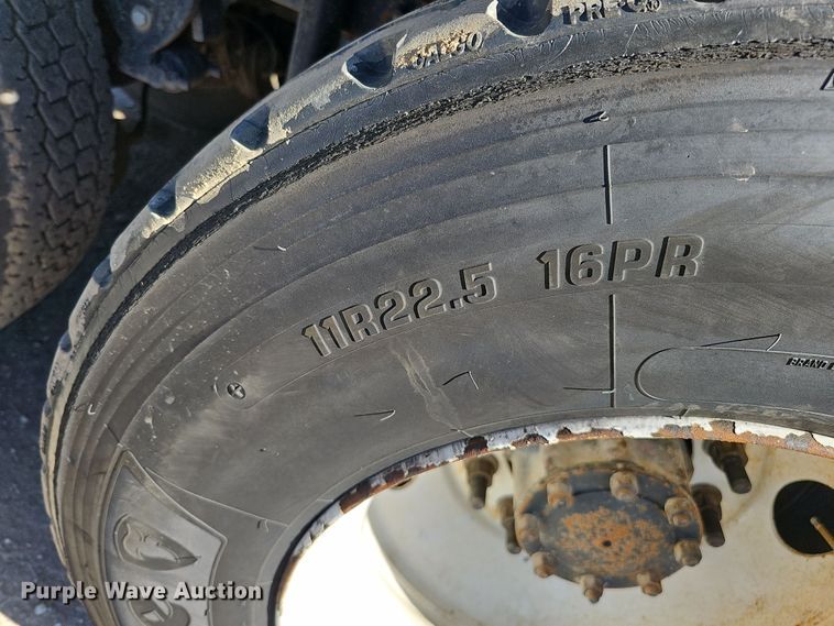 image for item IO9752 1996 Mack CH613 semi truck