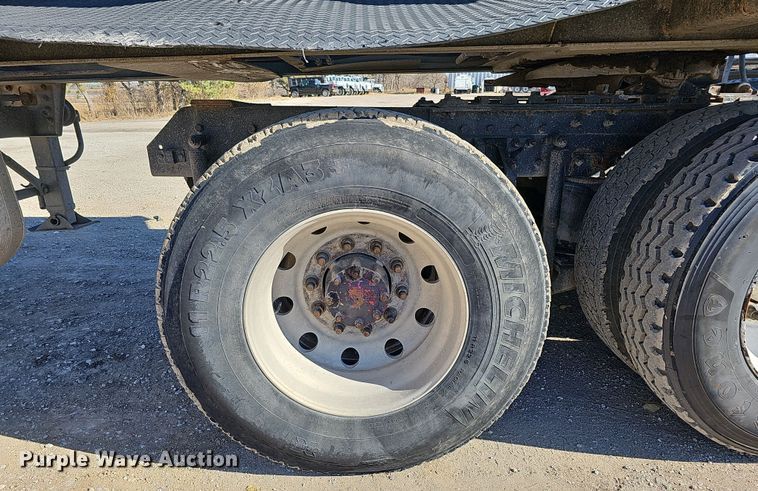 image for item IO9752 1996 Mack CH613 semi truck