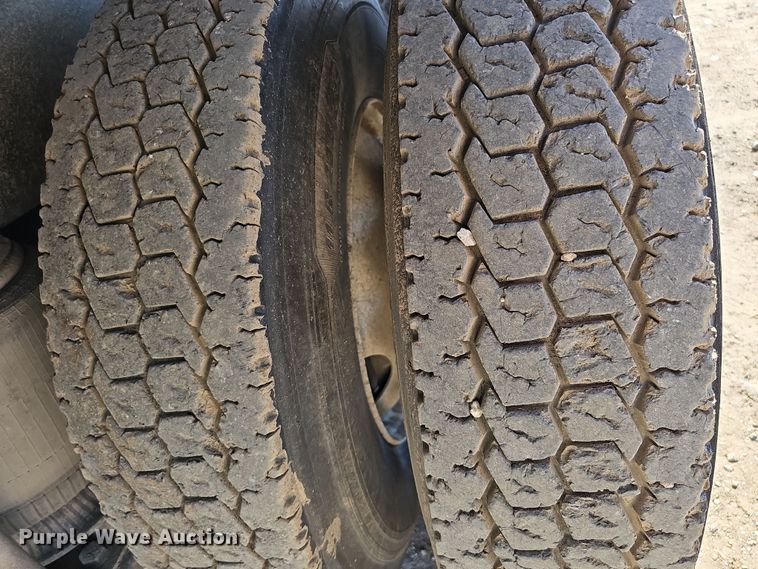 image for item IO9752 1996 Mack CH613 semi truck