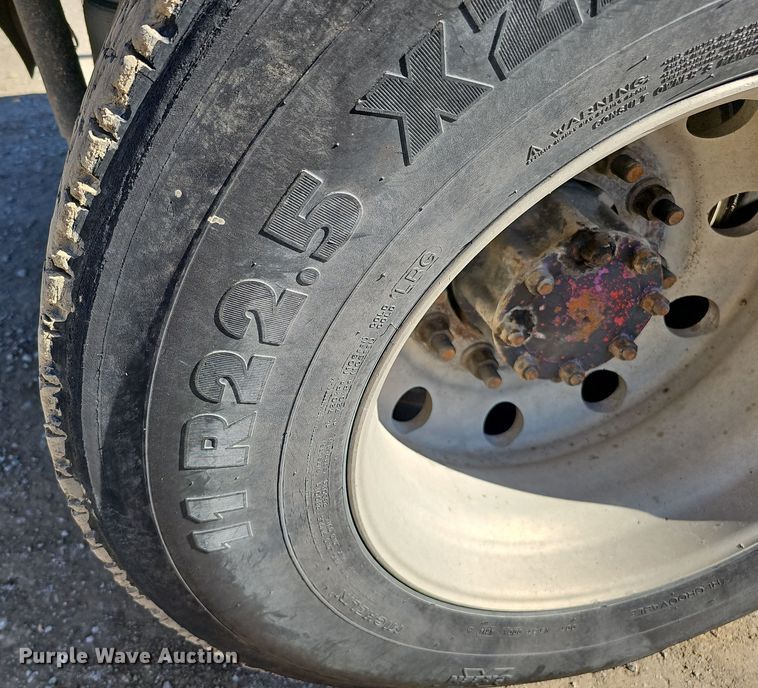 image for item IO9752 1996 Mack CH613 semi truck