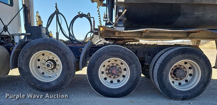 image for item IO9752 1996 Mack CH613 semi truck