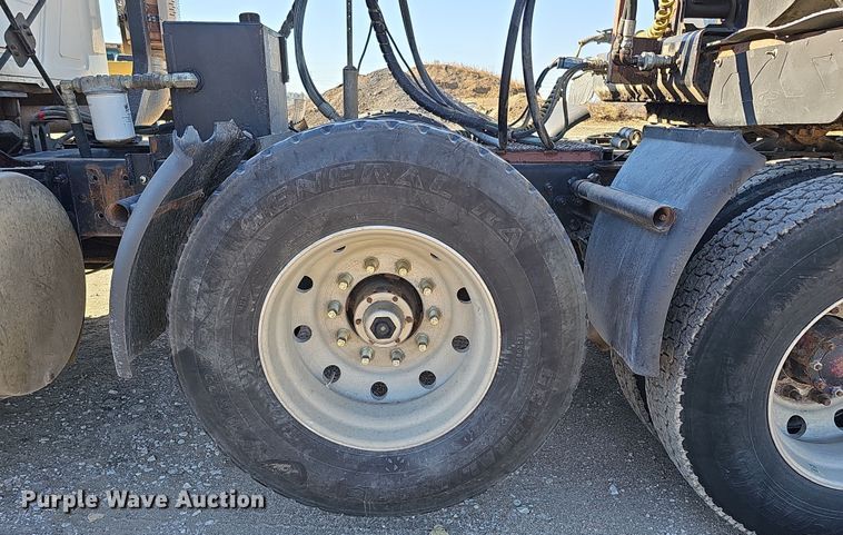 image for item IO9752 1996 Mack CH613 semi truck