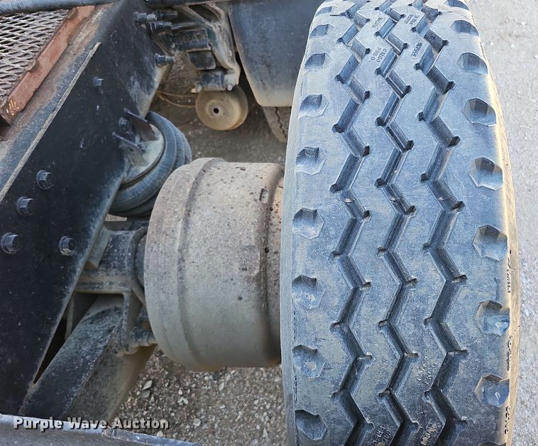 image for item IO9752 1996 Mack CH613 semi truck