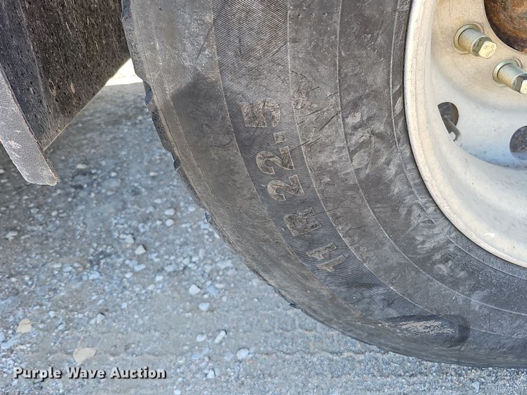 image for item IO9752 1996 Mack CH613 semi truck