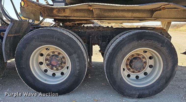 image for item IO9752 1996 Mack CH613 semi truck