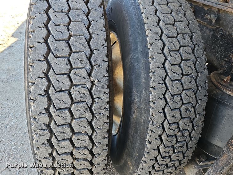 image for item IO9752 1996 Mack CH613 semi truck