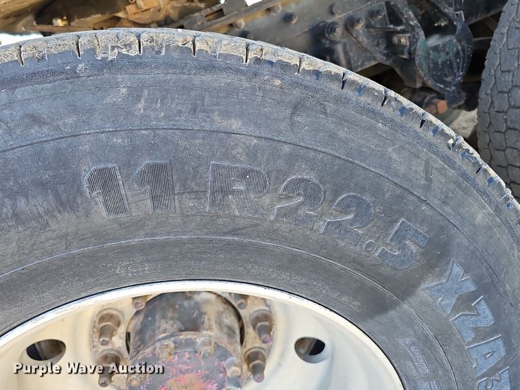 image for item IO9752 1996 Mack CH613 semi truck