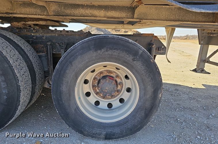 image for item IO9752 1996 Mack CH613 semi truck