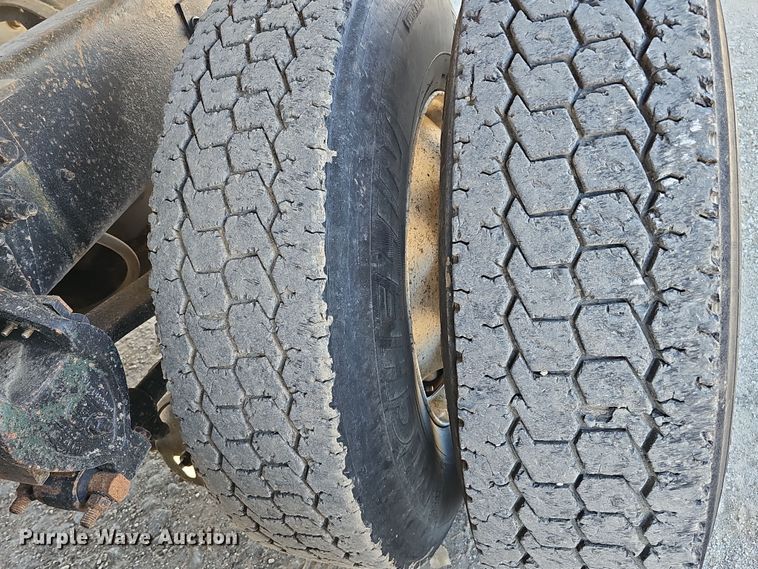 image for item IO9752 1996 Mack CH613 semi truck