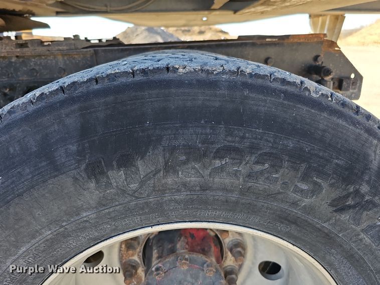 image for item IO9752 1996 Mack CH613 semi truck