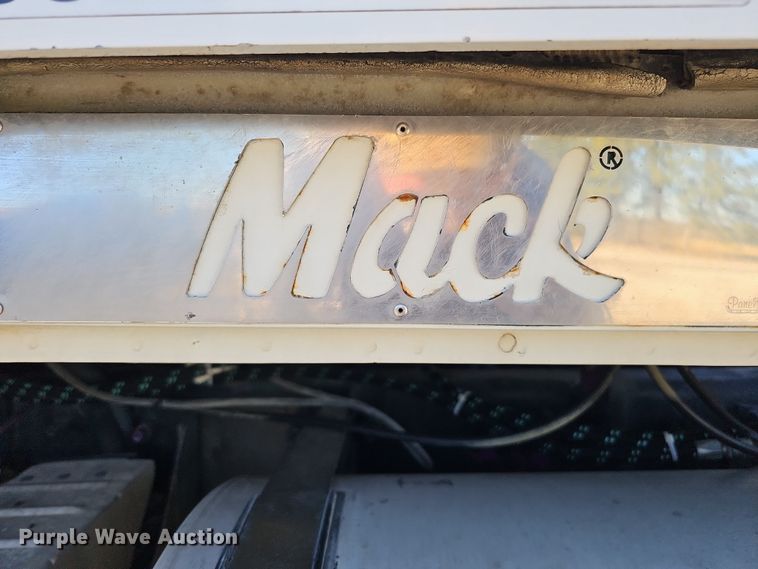 image for item IO9752 1996 Mack CH613 semi truck