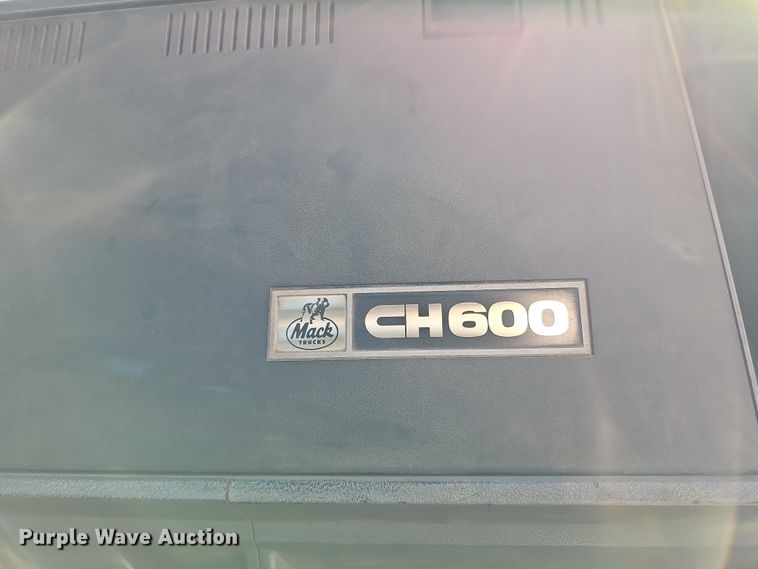 image for item IO9752 1996 Mack CH613 semi truck