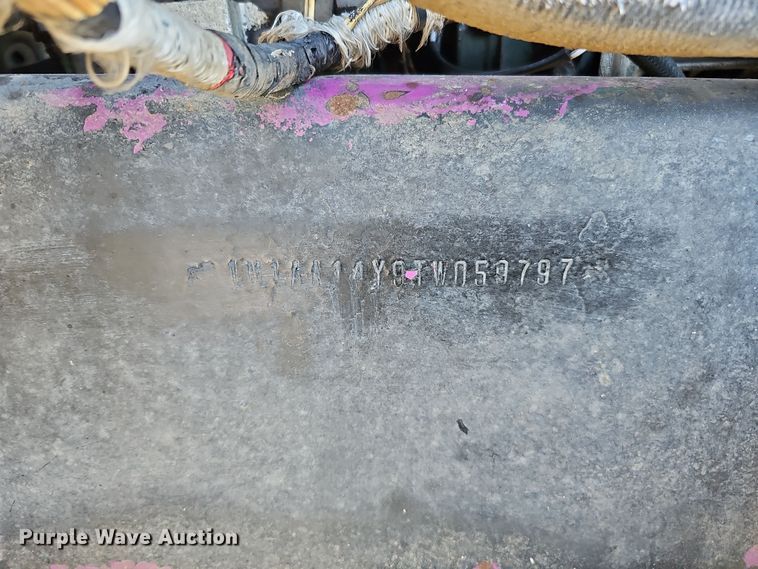 image for item IO9752 1996 Mack CH613 semi truck