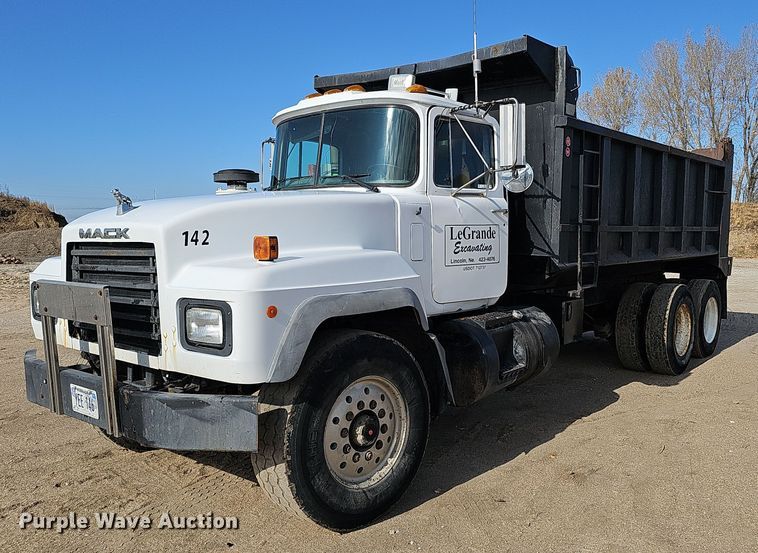 image for item IO9753 1999 Mack RD690S dump truck