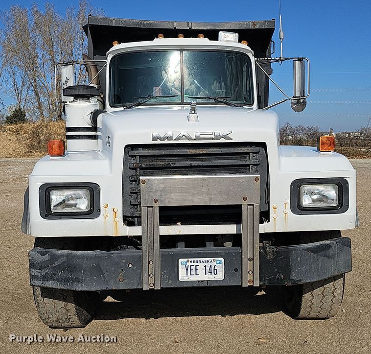 image for item IO9753 1999 Mack RD690S dump truck