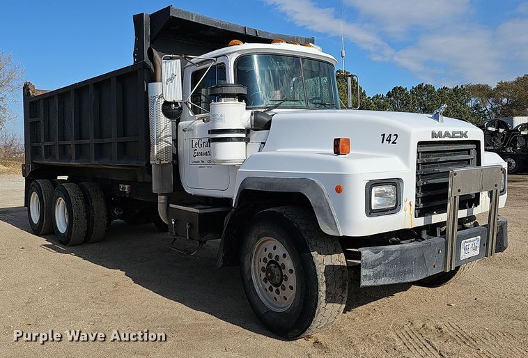 image for item IO9753 1999 Mack RD690S dump truck