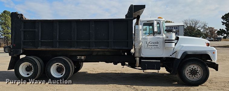 image for item IO9753 1999 Mack RD690S dump truck