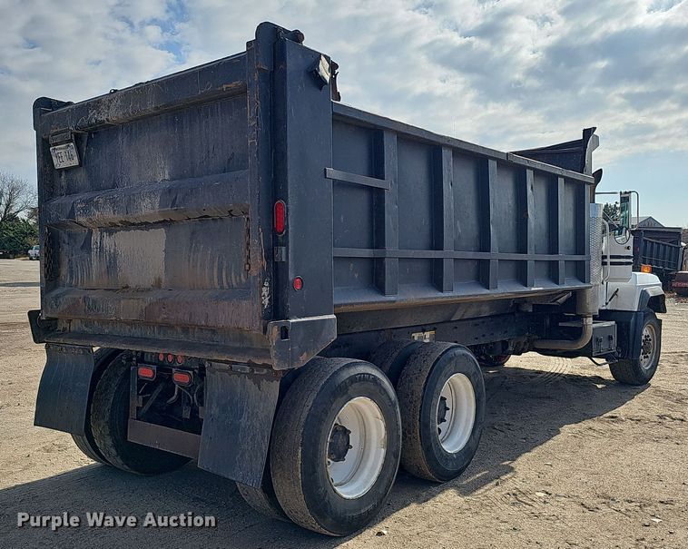 image for item IO9753 1999 Mack RD690S dump truck