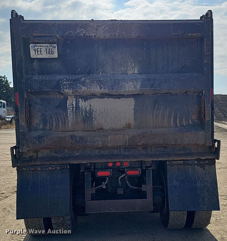 image for item IO9753 1999 Mack RD690S dump truck