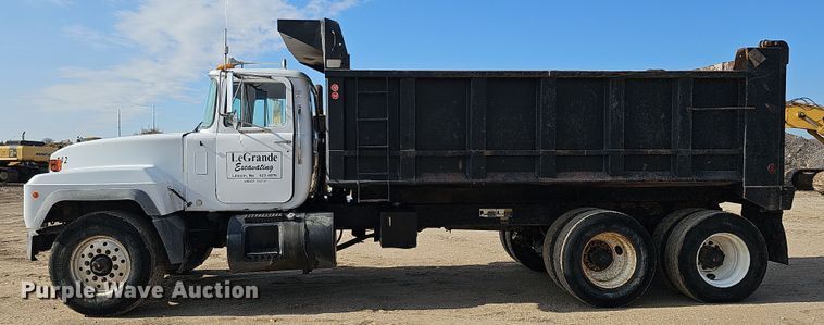 image for item IO9753 1999 Mack RD690S dump truck
