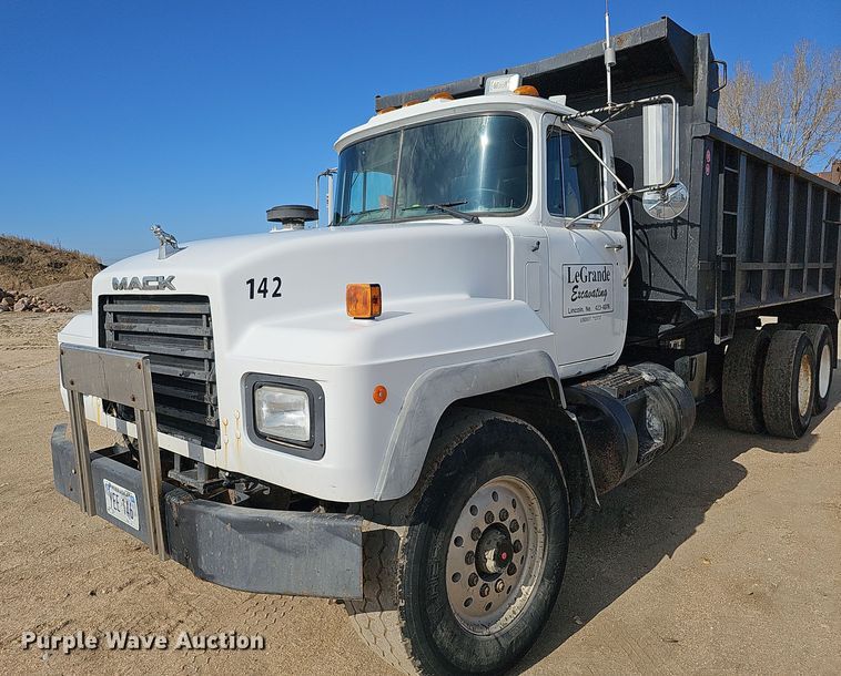 image for item IO9753 1999 Mack RD690S dump truck
