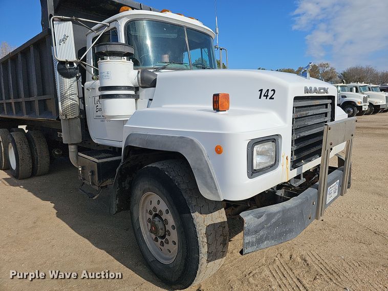 image for item IO9753 1999 Mack RD690S dump truck