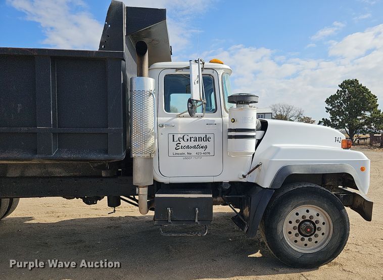 image for item IO9753 1999 Mack RD690S dump truck