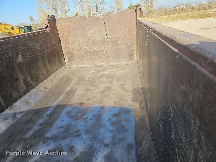 image for item IO9753 1999 Mack RD690S dump truck