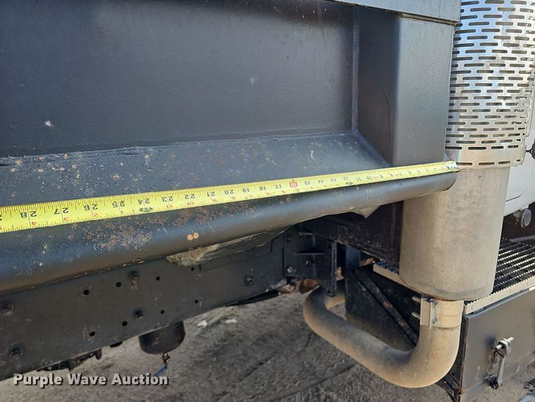 image for item IO9753 1999 Mack RD690S dump truck