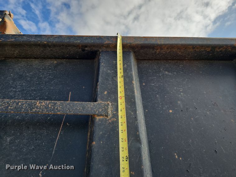 image for item IO9753 1999 Mack RD690S dump truck