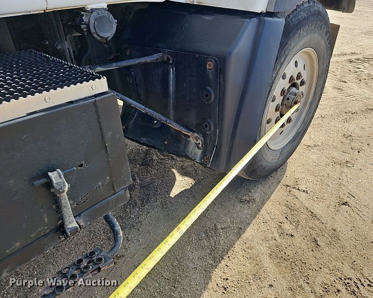 image for item IO9753 1999 Mack RD690S dump truck