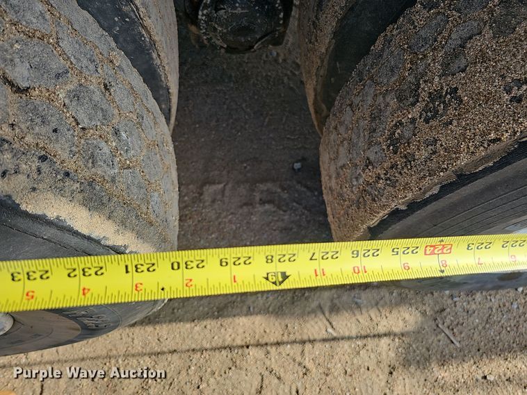 image for item IO9753 1999 Mack RD690S dump truck