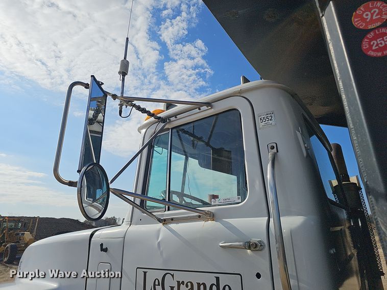 image for item IO9753 1999 Mack RD690S dump truck