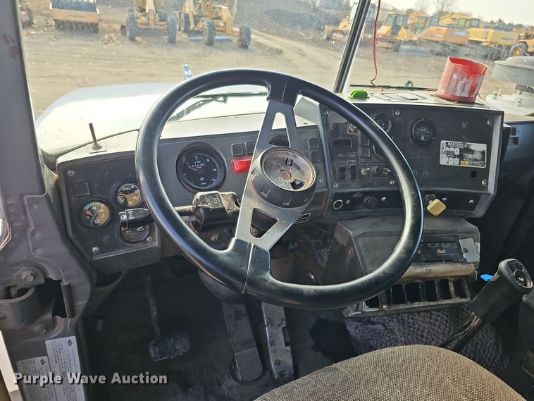 image for item IO9753 1999 Mack RD690S dump truck