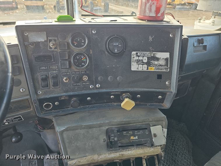 image for item IO9753 1999 Mack RD690S dump truck