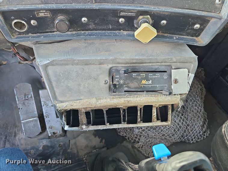 image for item IO9753 1999 Mack RD690S dump truck