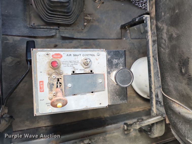 image for item IO9753 1999 Mack RD690S dump truck