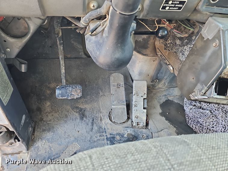 image for item IO9753 1999 Mack RD690S dump truck