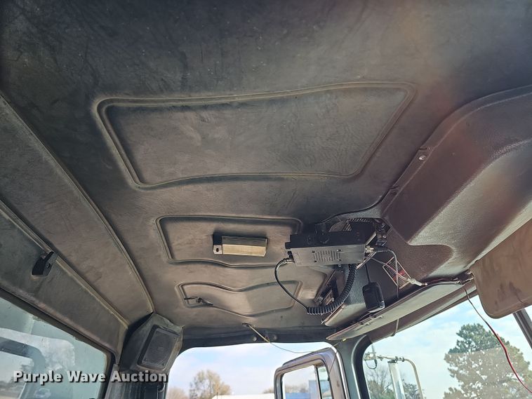 image for item IO9753 1999 Mack RD690S dump truck