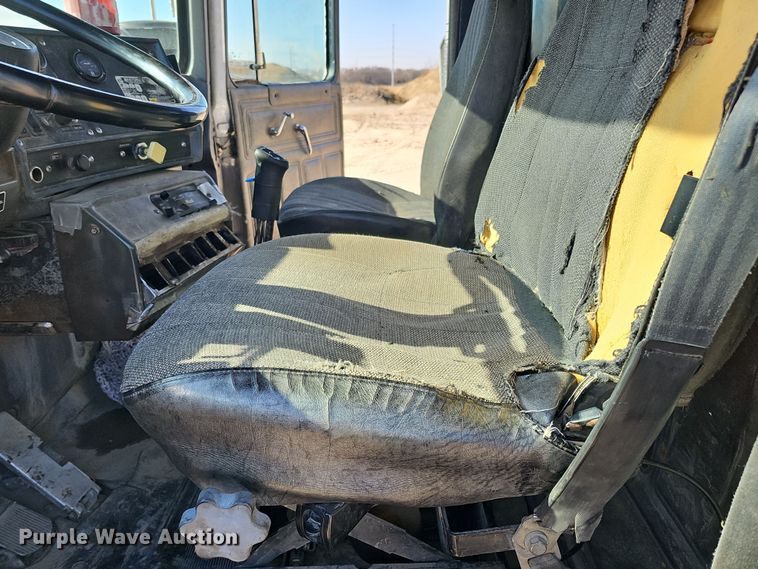 image for item IO9753 1999 Mack RD690S dump truck