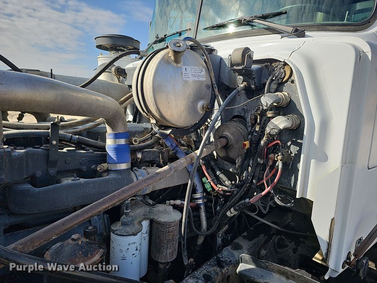 image for item IO9753 1999 Mack RD690S dump truck