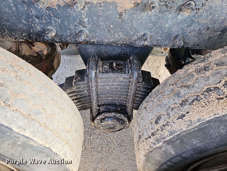 image for item IO9753 1999 Mack RD690S dump truck